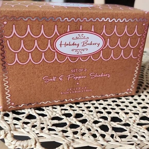 Gingerbread houses salt and pepper shakers - Picture 3 of 4